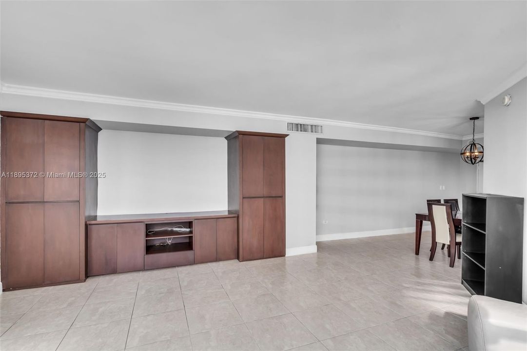 For Rent: $3,300 (1 beds, 1 baths, 990 Square Feet)