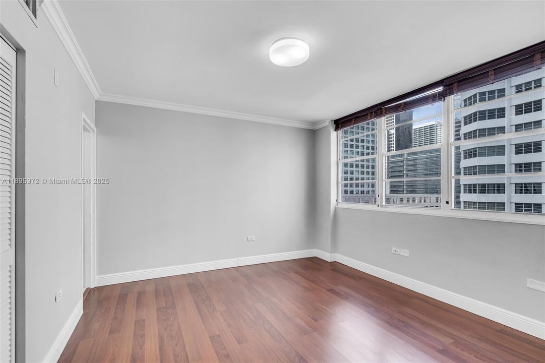 For Rent: $3,300 (1 beds, 1 baths, 990 Square Feet)