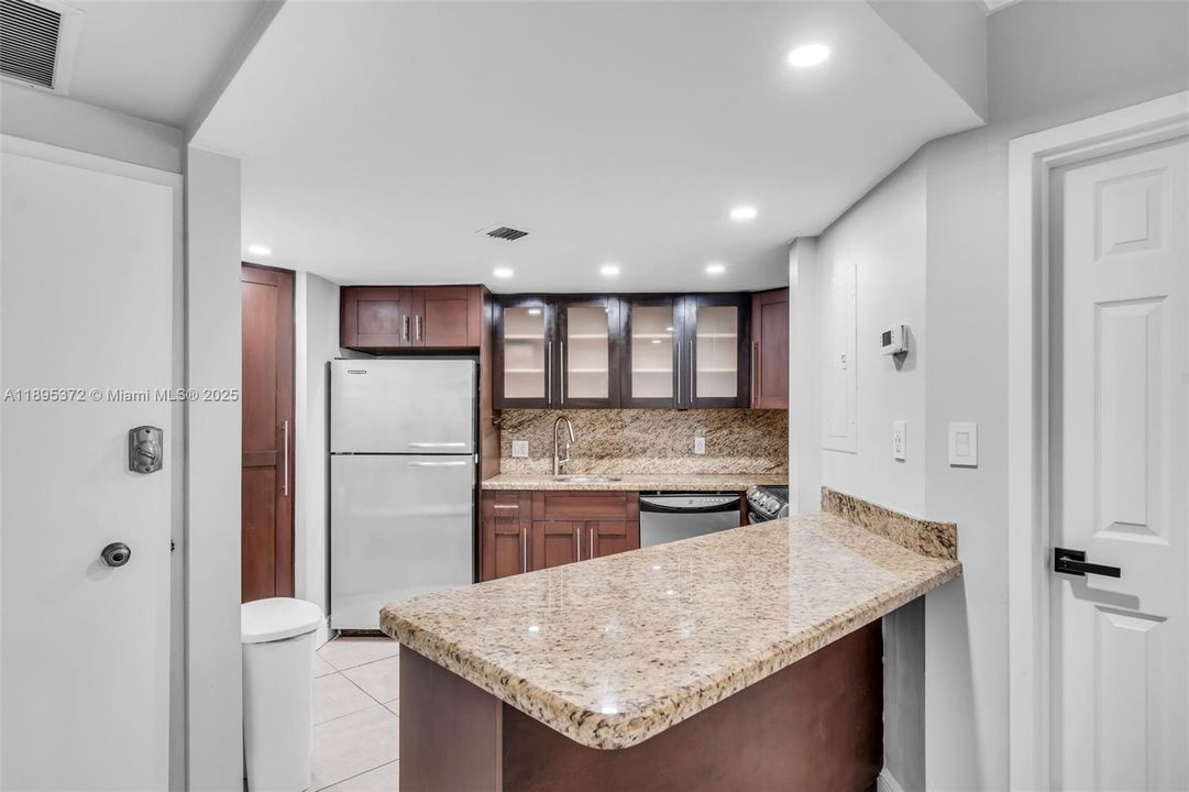 For Rent: $3,300 (1 beds, 1 baths, 990 Square Feet)