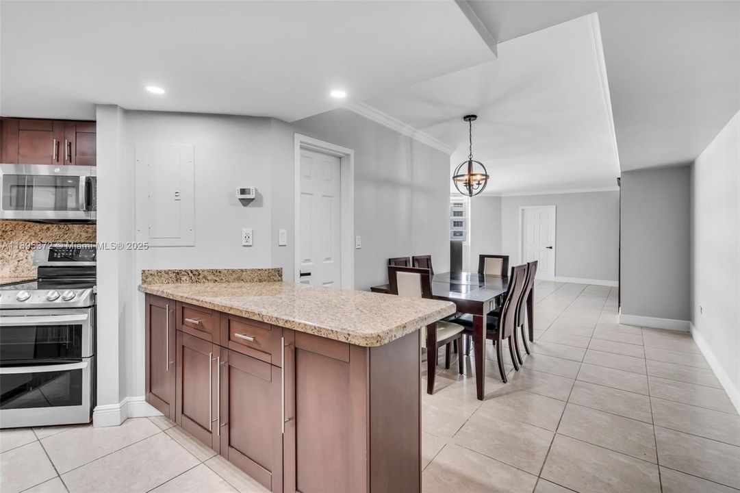 For Rent: $3,300 (1 beds, 1 baths, 990 Square Feet)