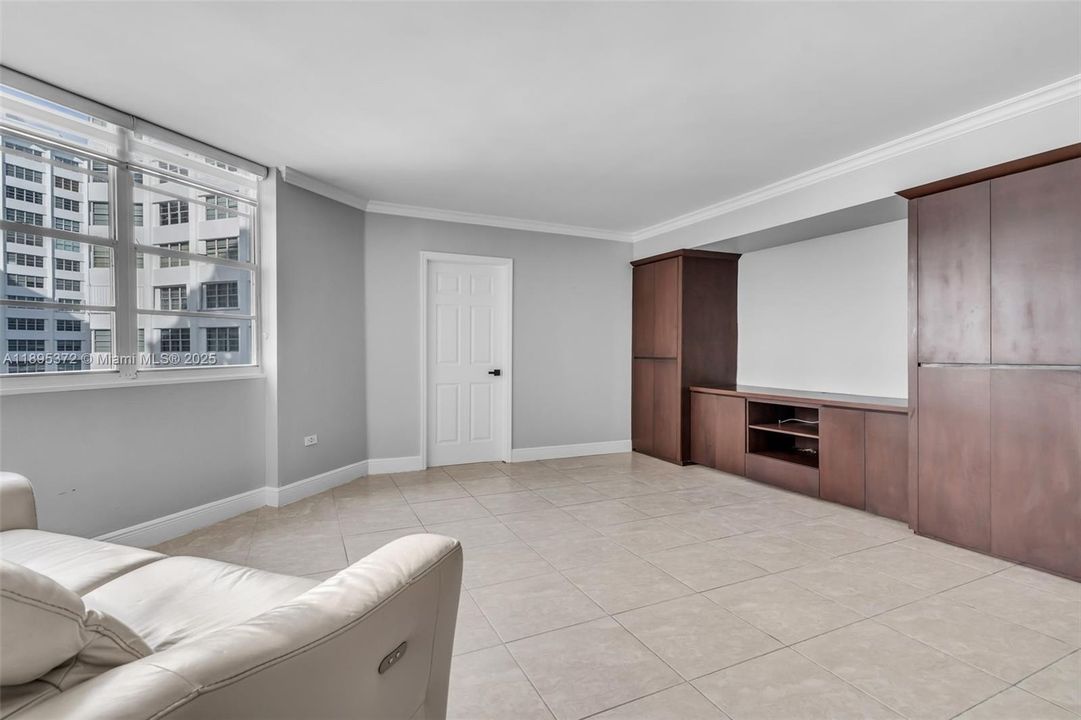 For Rent: $3,300 (1 beds, 1 baths, 990 Square Feet)