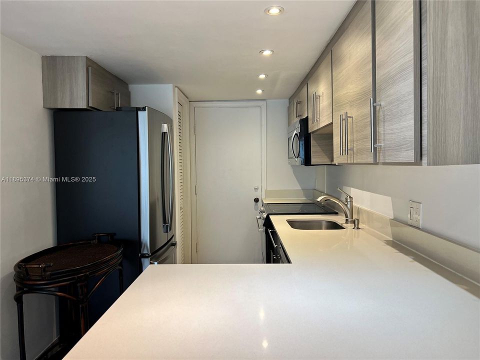 For Rent: $3,850 (2 beds, 2 baths, 1040 Square Feet)