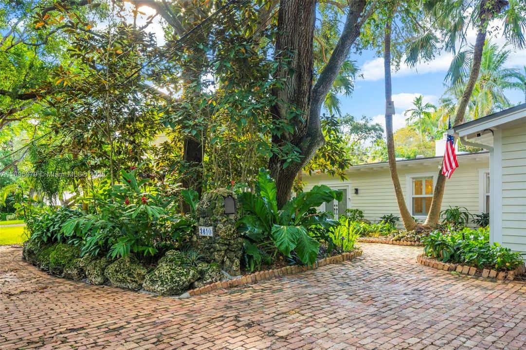 Active With Contract: $3,295,000 (4 beds, 4 baths, 2644 Square Feet)