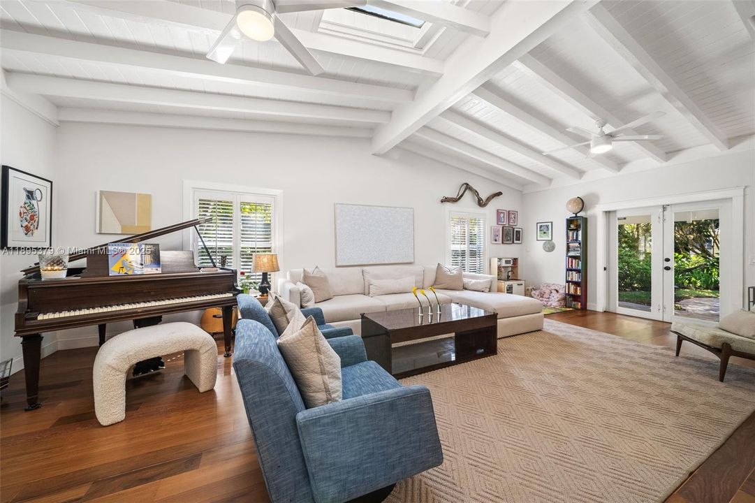 Active With Contract: $3,295,000 (4 beds, 4 baths, 2644 Square Feet)