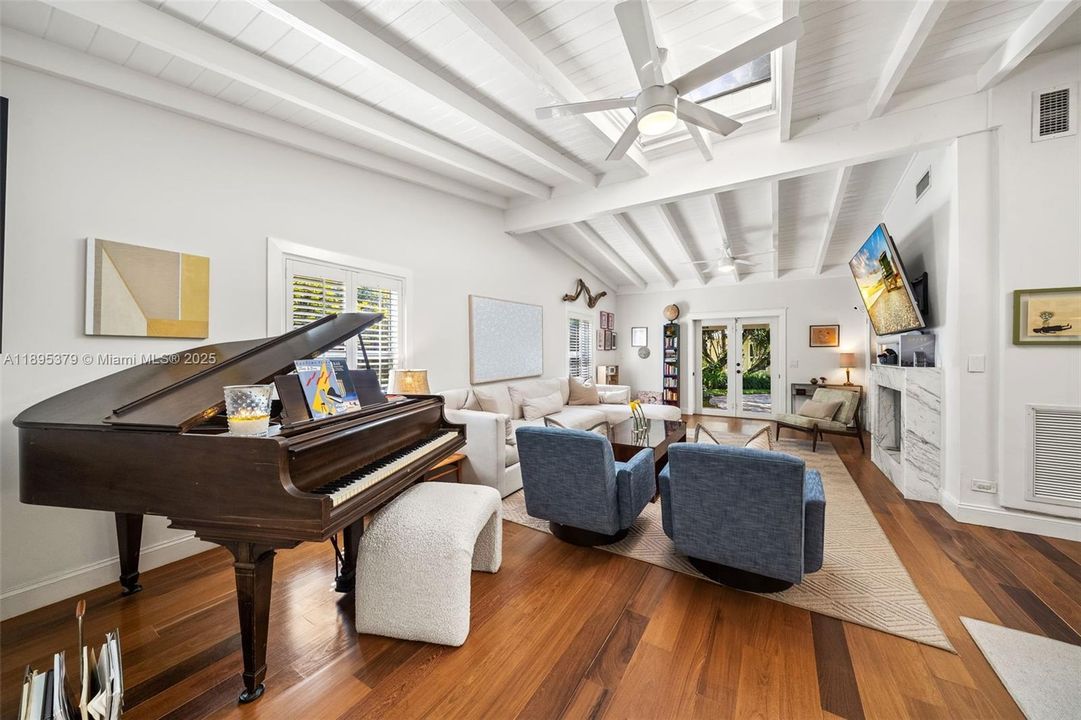 Active With Contract: $3,295,000 (4 beds, 4 baths, 2644 Square Feet)