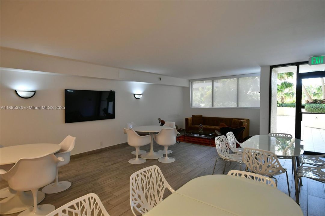 For Rent: $4,450 (2 beds, 2 baths, 1335 Square Feet)