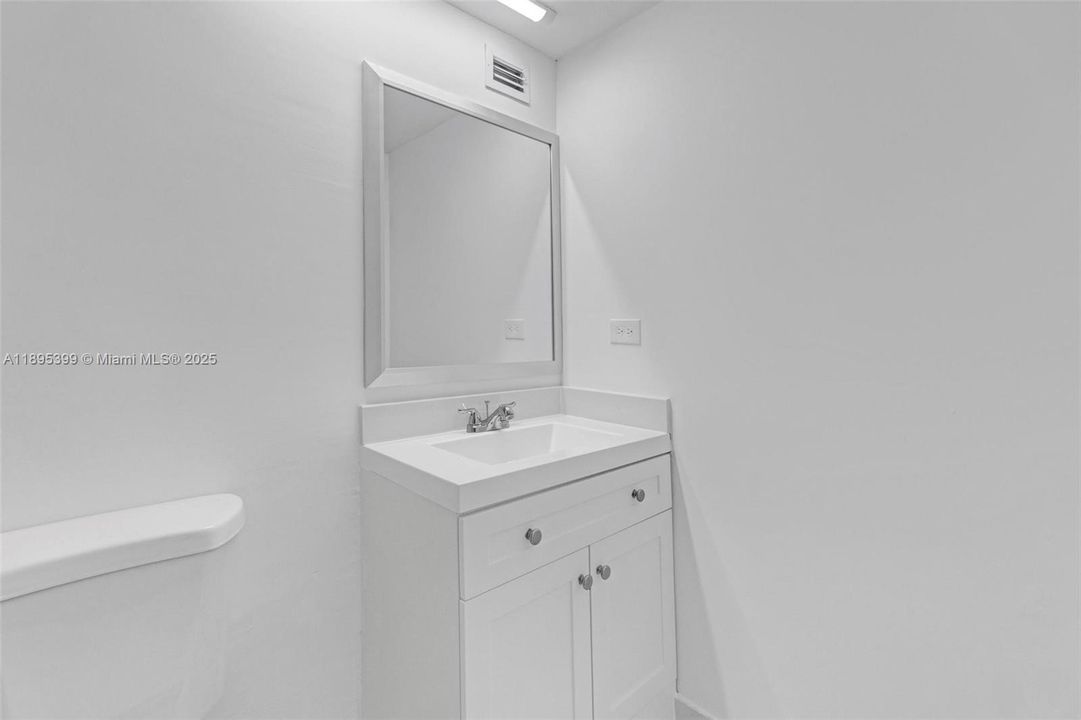 Recently Rented: $2,250 (0 beds, 1 baths, 580 Square Feet)