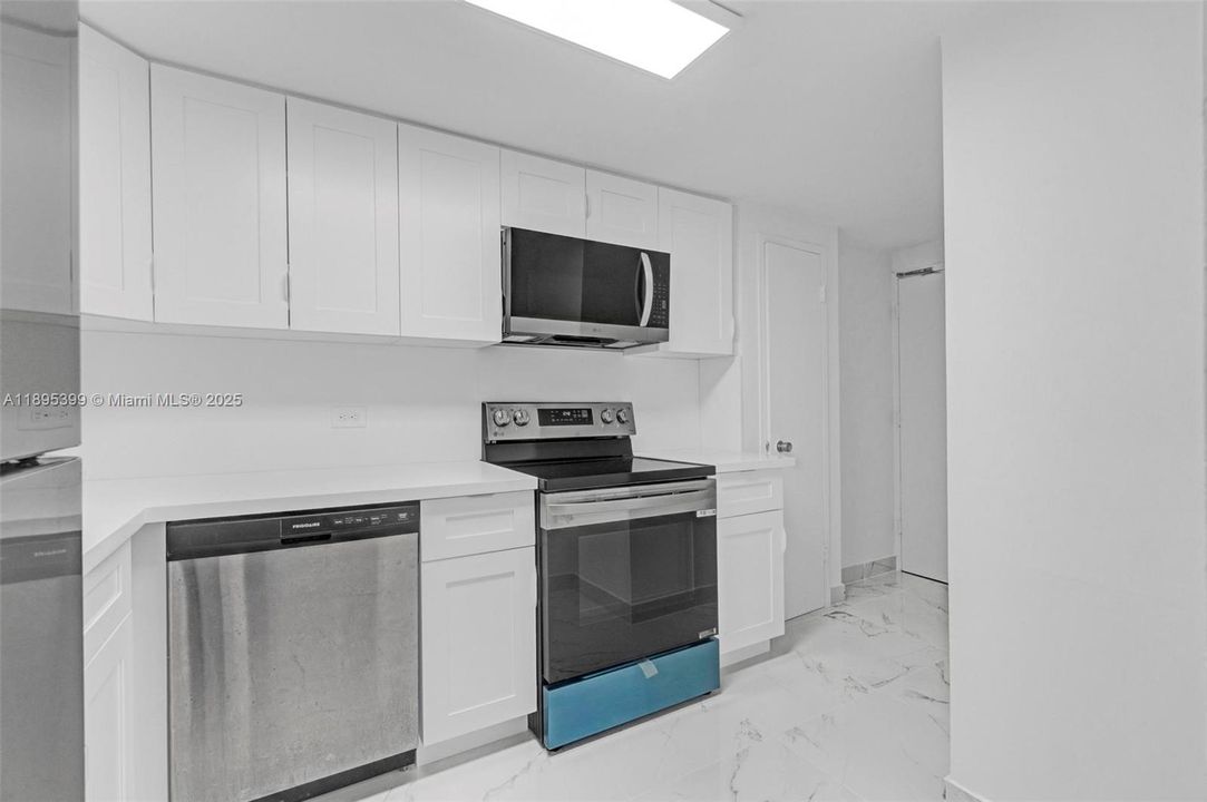 Recently Rented: $2,250 (0 beds, 1 baths, 580 Square Feet)