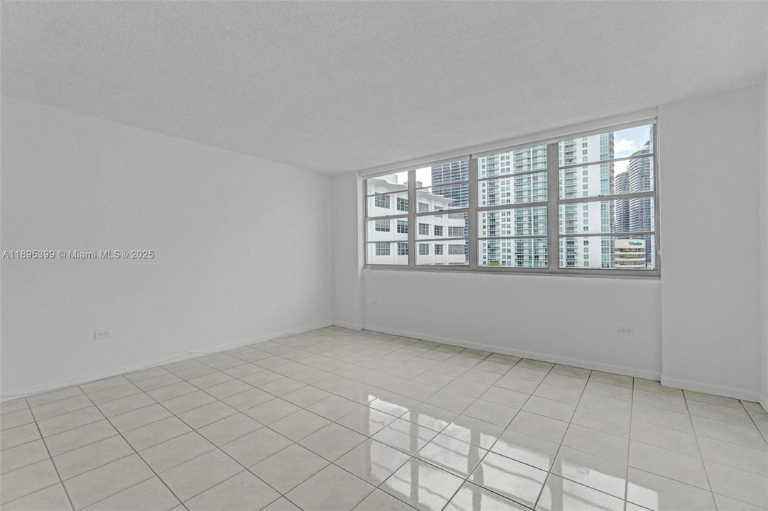 Recently Rented: $2,250 (0 beds, 1 baths, 580 Square Feet)