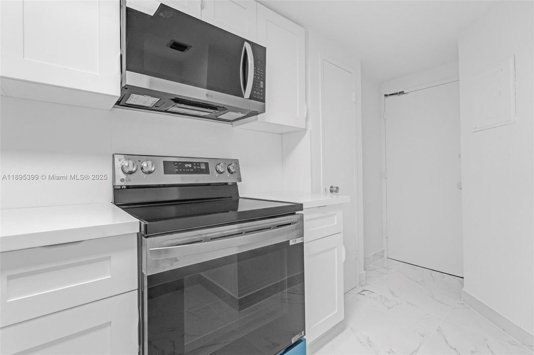 Recently Rented: $2,250 (0 beds, 1 baths, 580 Square Feet)