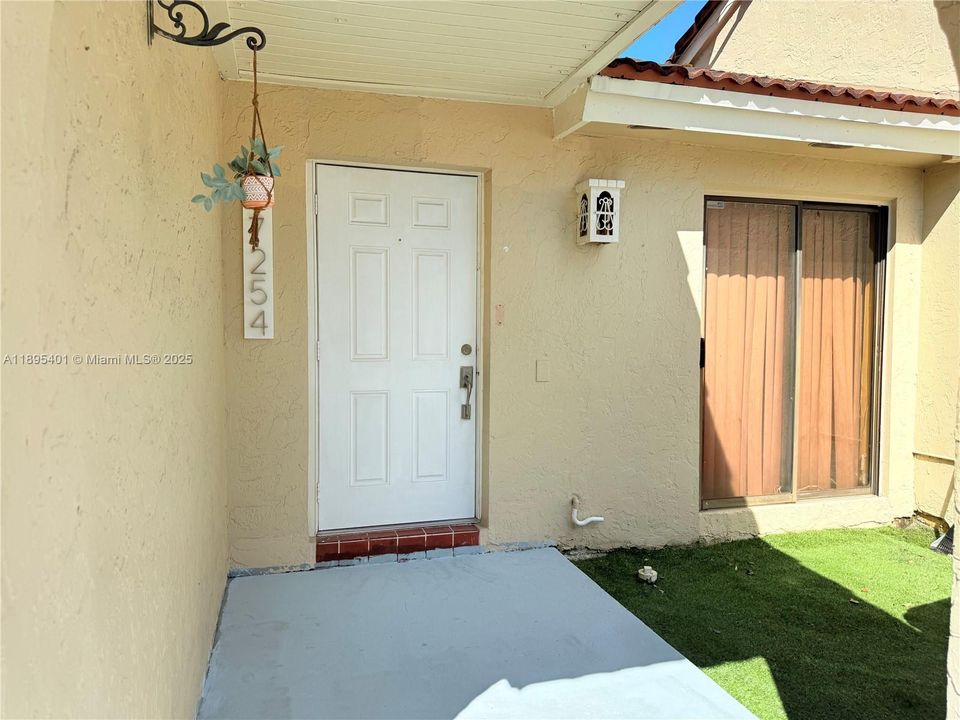 Activo con contrato: $409,900 (3 camas, 2 baños, 1582 Pies cuadrados)