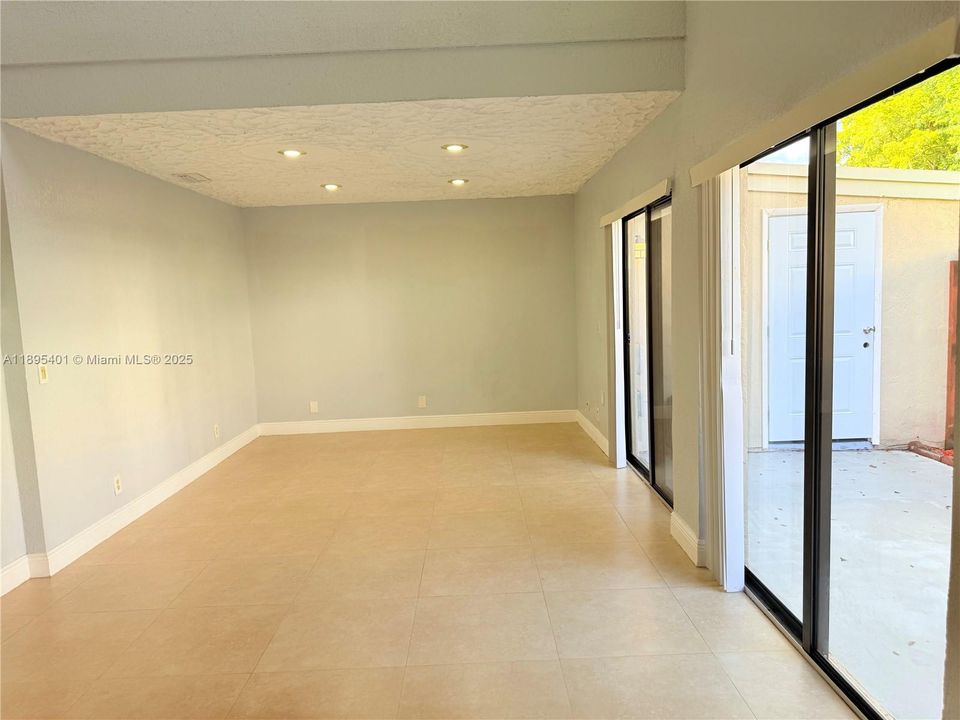 Activo con contrato: $409,900 (3 camas, 2 baños, 1582 Pies cuadrados)