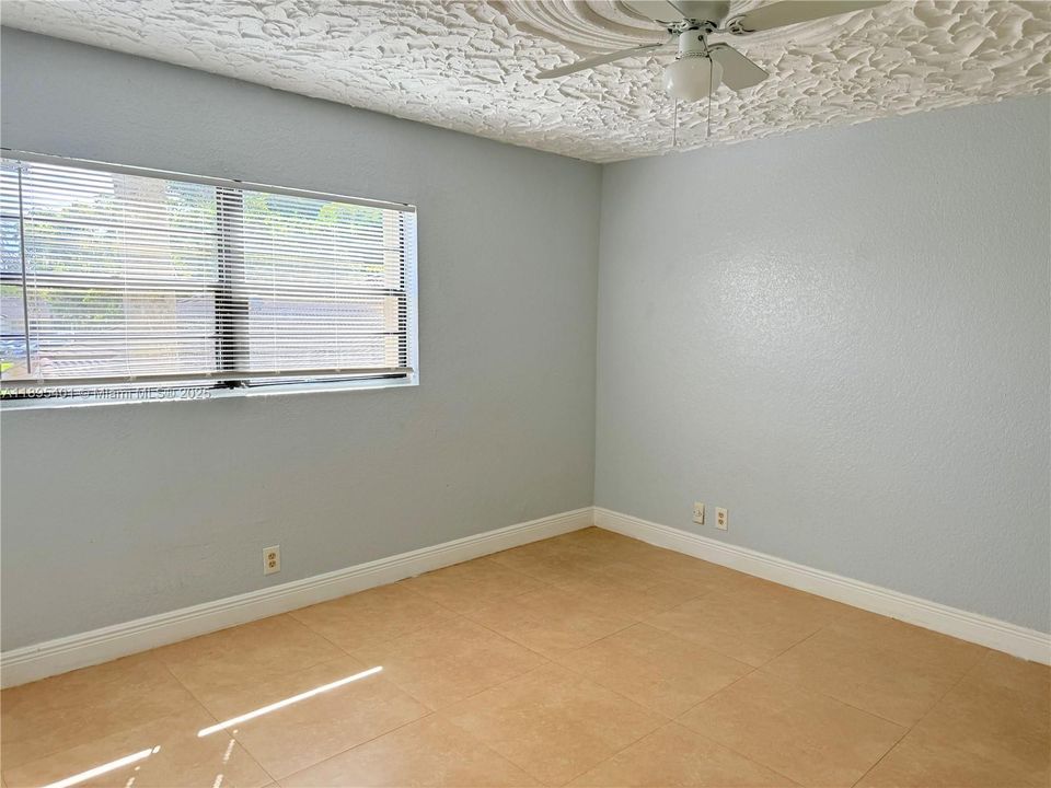 Activo con contrato: $409,900 (3 camas, 2 baños, 1582 Pies cuadrados)