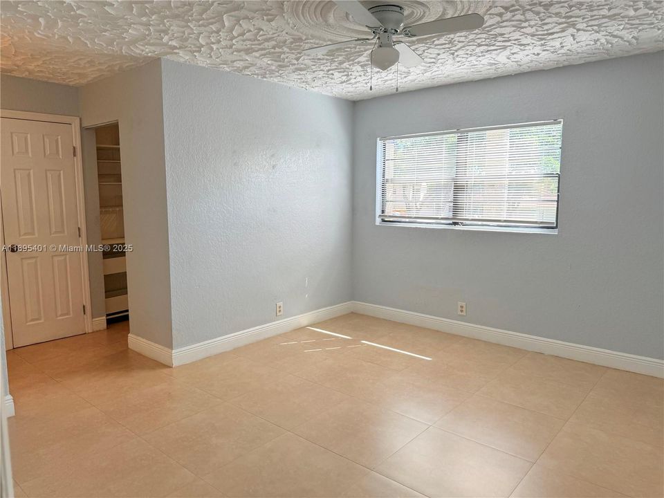 Activo con contrato: $409,900 (3 camas, 2 baños, 1582 Pies cuadrados)