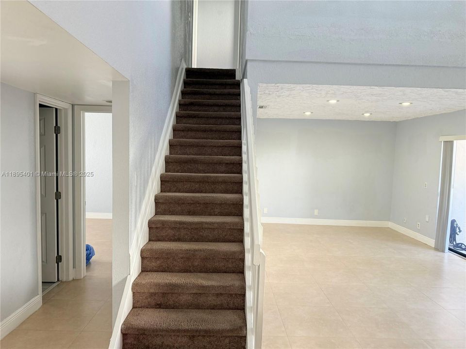 Activo con contrato: $409,900 (3 camas, 2 baños, 1582 Pies cuadrados)