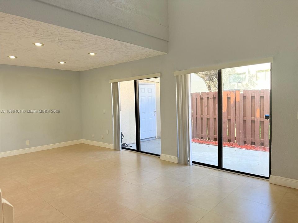 Activo con contrato: $409,900 (3 camas, 2 baños, 1582 Pies cuadrados)