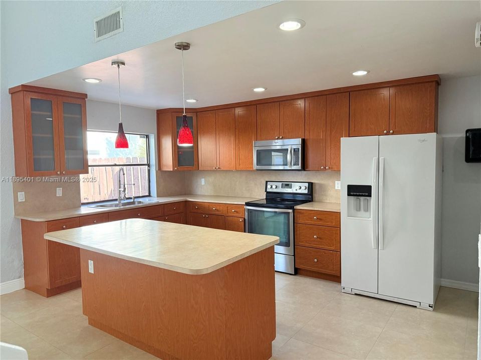 Activo con contrato: $409,900 (3 camas, 2 baños, 1582 Pies cuadrados)