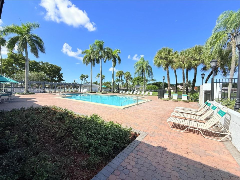 Activo con contrato: $409,900 (3 camas, 2 baños, 1582 Pies cuadrados)