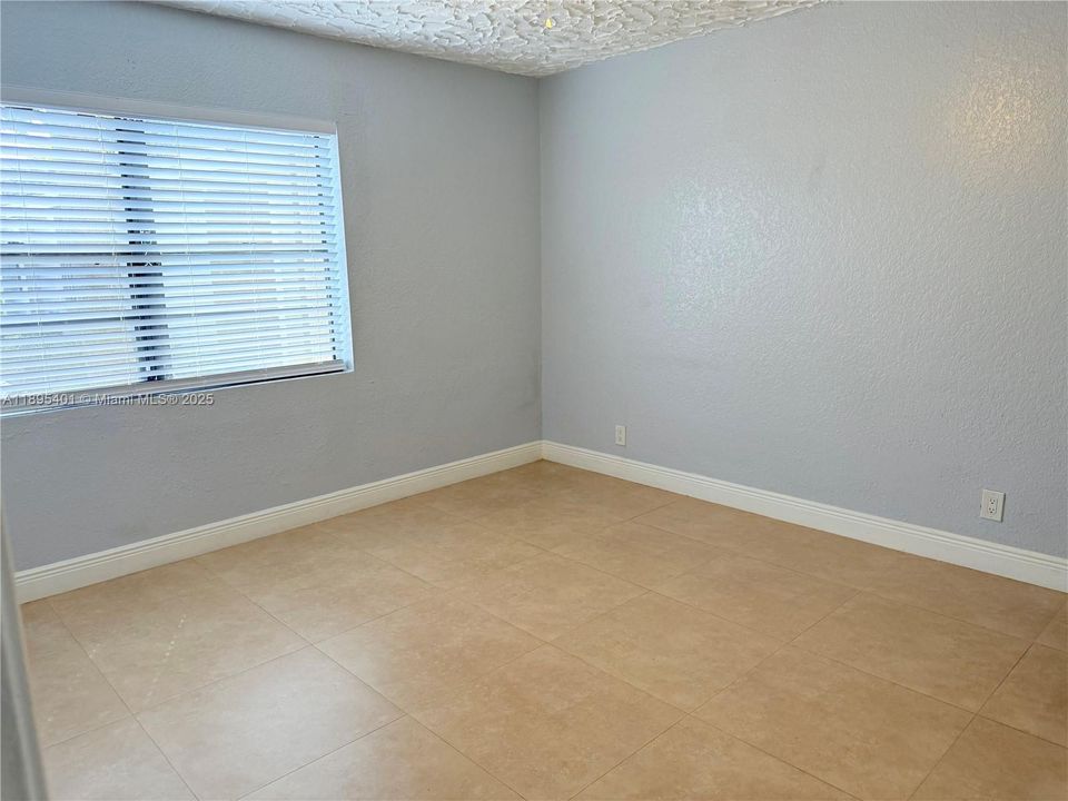 Activo con contrato: $409,900 (3 camas, 2 baños, 1582 Pies cuadrados)