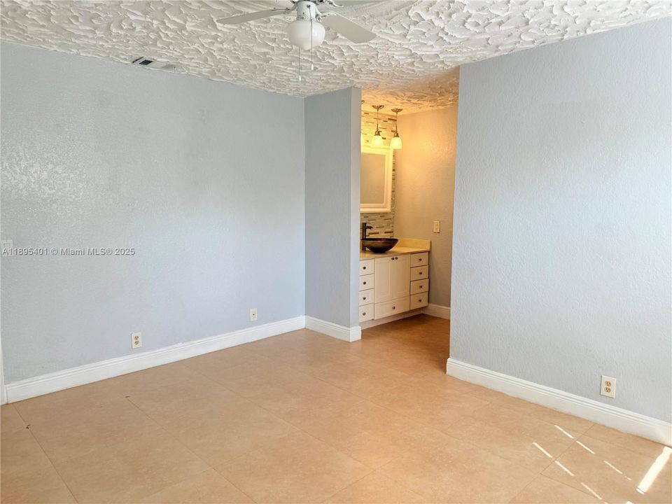 Activo con contrato: $409,900 (3 camas, 2 baños, 1582 Pies cuadrados)