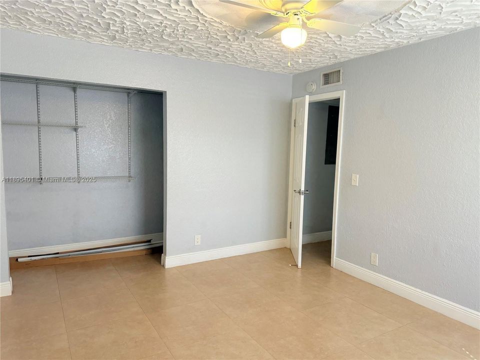 Activo con contrato: $409,900 (3 camas, 2 baños, 1582 Pies cuadrados)