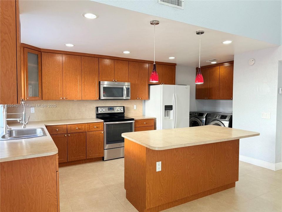 Activo con contrato: $409,900 (3 camas, 2 baños, 1582 Pies cuadrados)