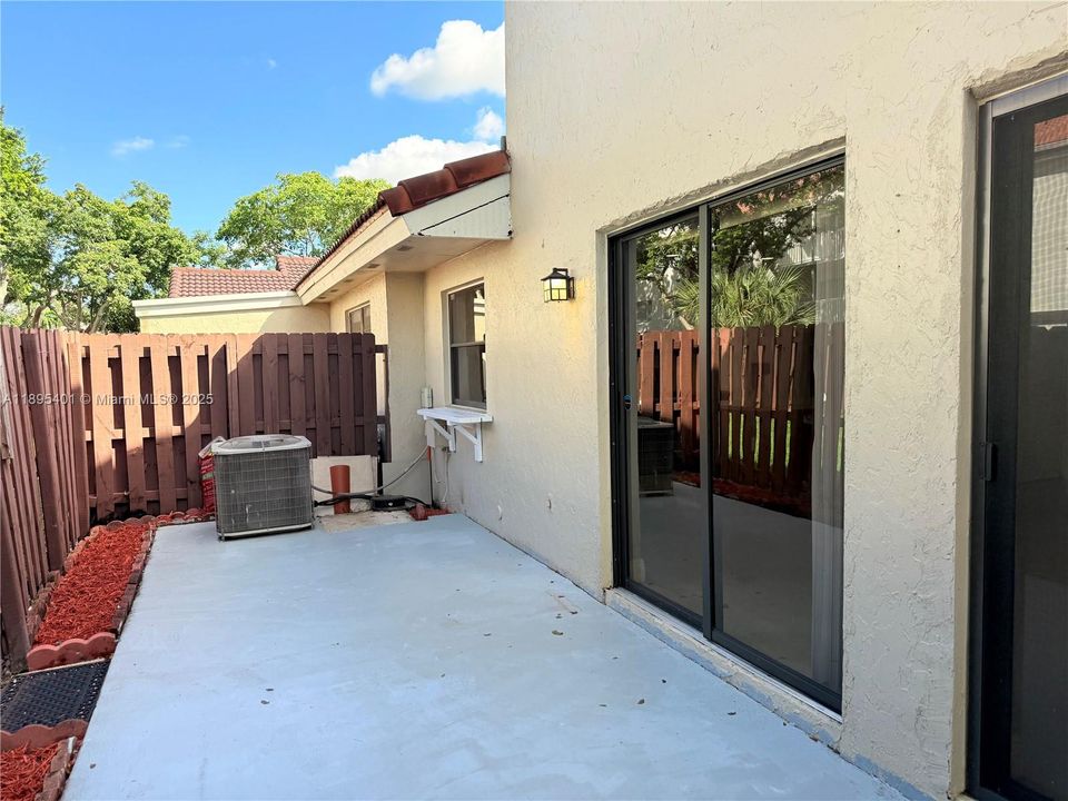 Activo con contrato: $409,900 (3 camas, 2 baños, 1582 Pies cuadrados)