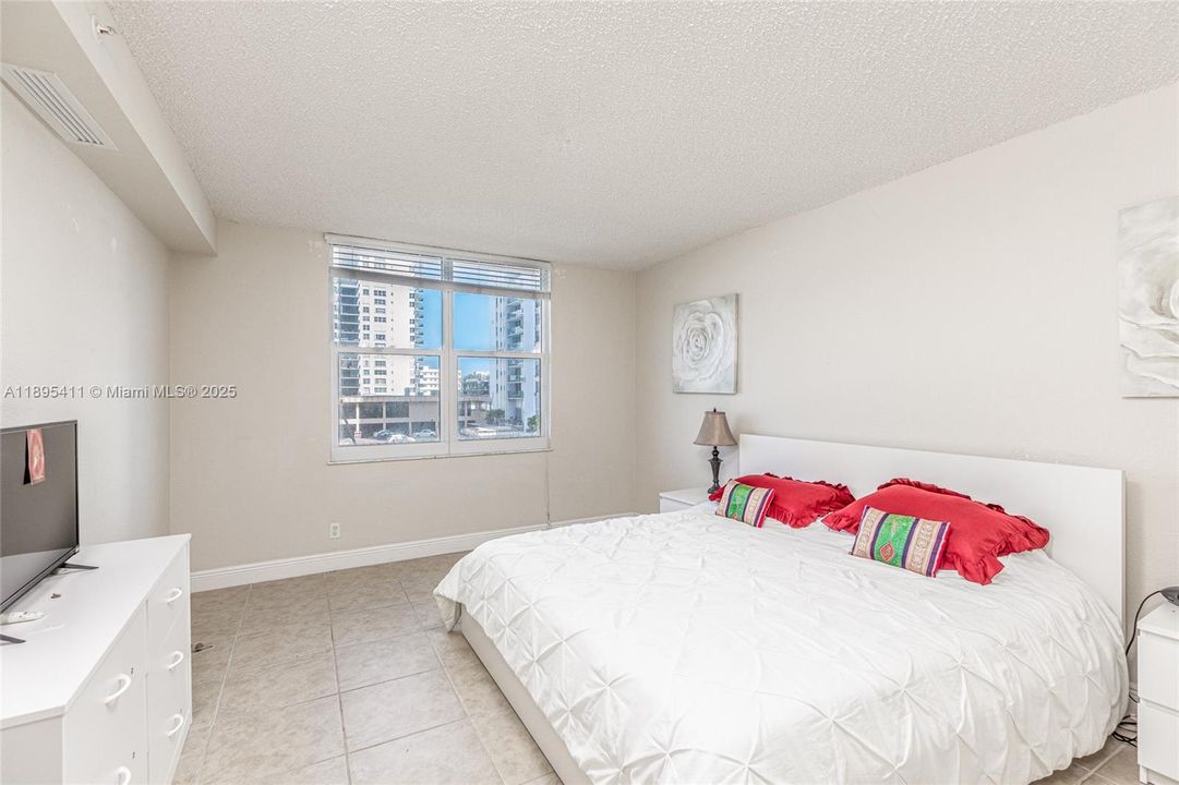 For Sale: $440,000 (1 beds, 1 baths, 835 Square Feet)