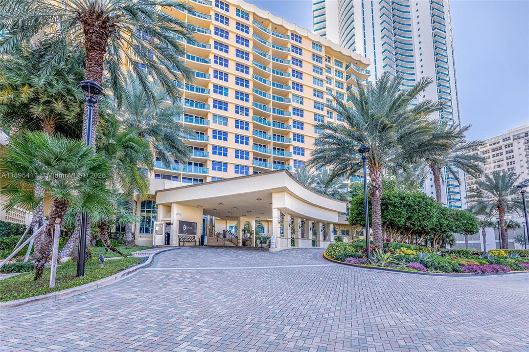 For Sale: $440,000 (1 beds, 1 baths, 835 Square Feet)