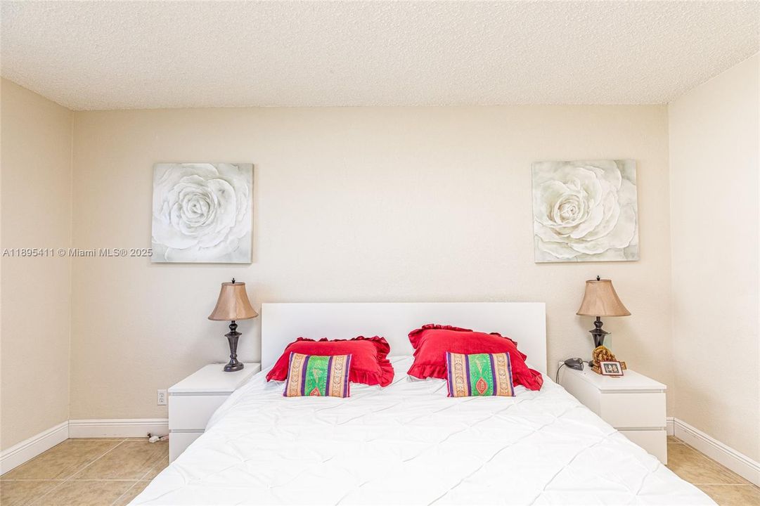 For Sale: $440,000 (1 beds, 1 baths, 835 Square Feet)