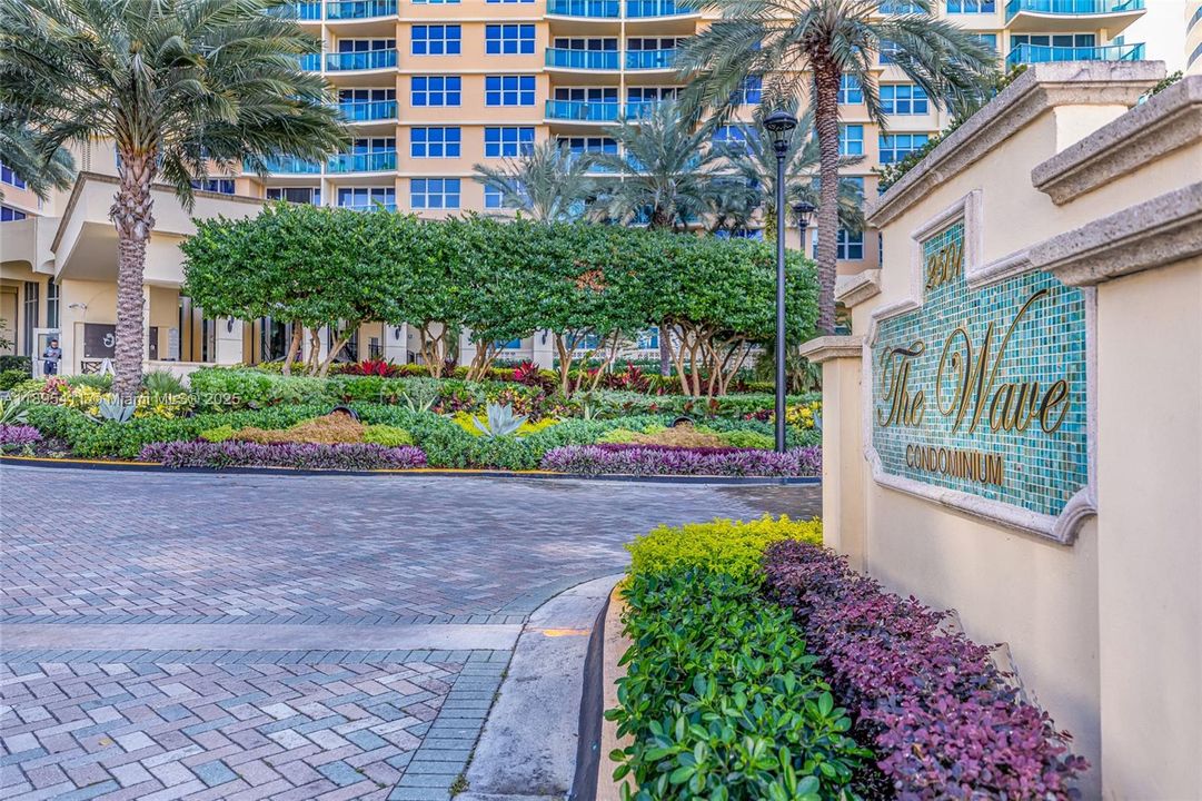 For Sale: $440,000 (1 beds, 1 baths, 835 Square Feet)