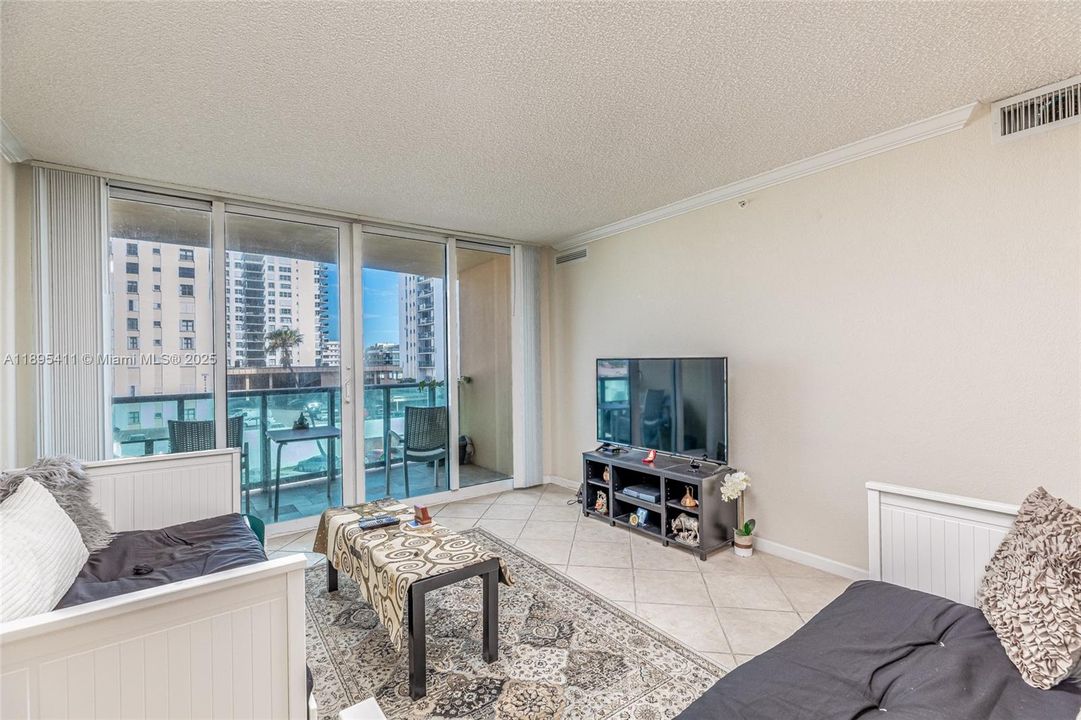 For Sale: $440,000 (1 beds, 1 baths, 835 Square Feet)
