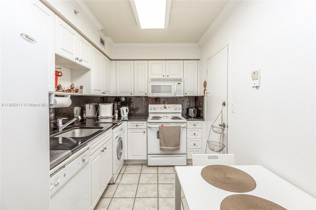 For Sale: $440,000 (1 beds, 1 baths, 835 Square Feet)