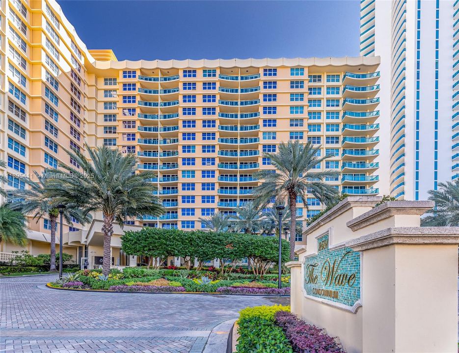 For Sale: $440,000 (1 beds, 1 baths, 835 Square Feet)