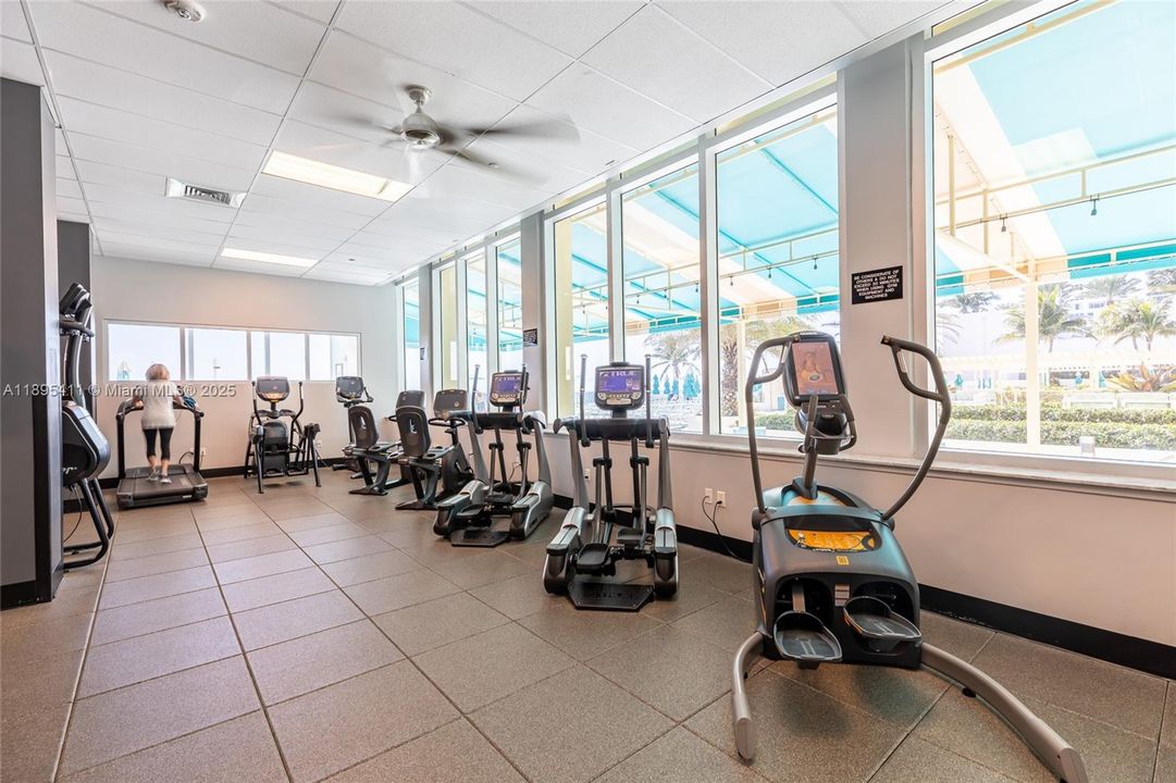 For Sale: $440,000 (1 beds, 1 baths, 835 Square Feet)