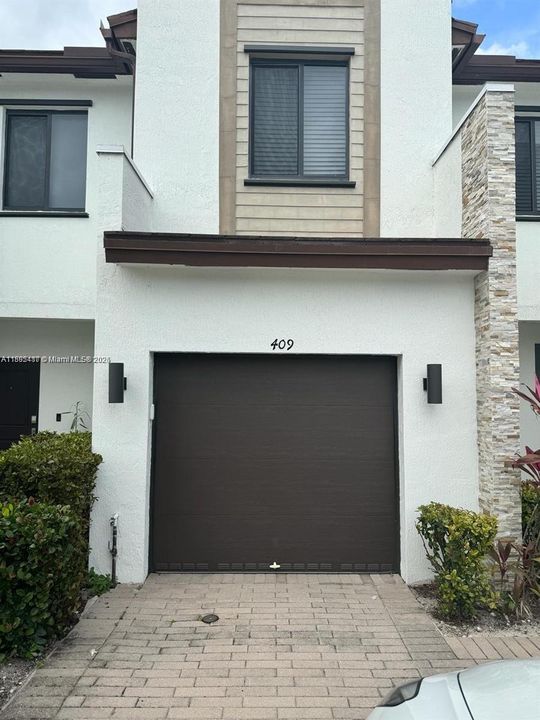 Recently Rented: $3,100 (3 beds, 2 baths, 1378 Square Feet)