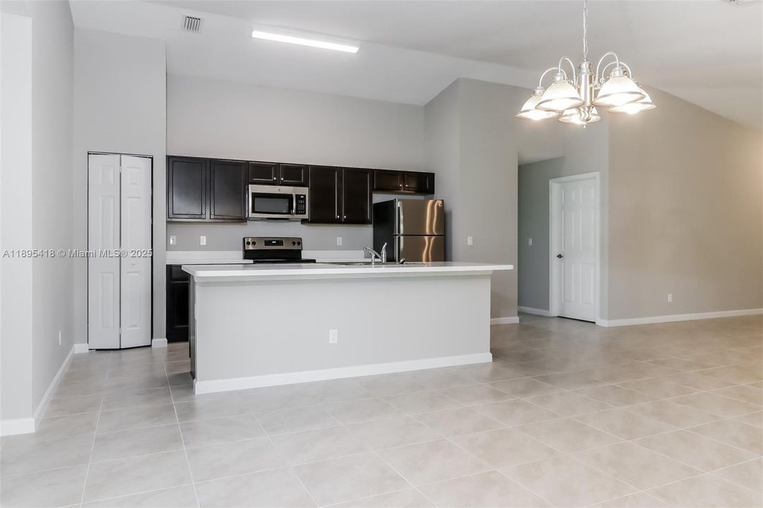 Recientemente alquilado: $2,160 (4 camas, 2 baños, 1833 Pies cuadrados)