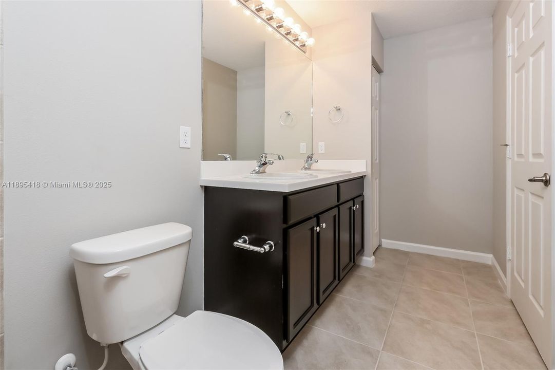 Recientemente alquilado: $2,160 (4 camas, 2 baños, 1833 Pies cuadrados)