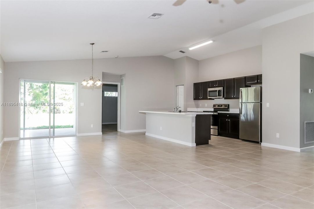 Recientemente alquilado: $2,160 (4 camas, 2 baños, 1833 Pies cuadrados)