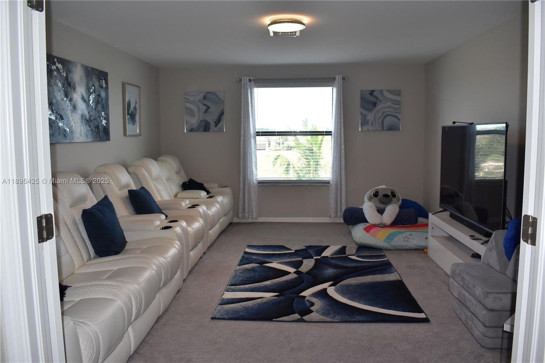 For Sale: $750,000 (5 beds, 3 baths, 3302 Square Feet)