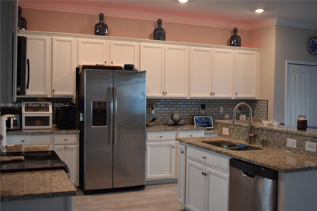 For Sale: $750,000 (5 beds, 3 baths, 3302 Square Feet)