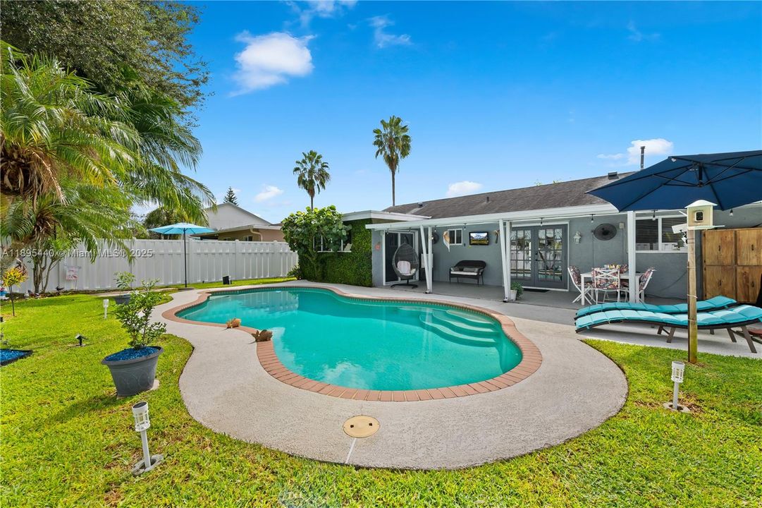 合同活跃: $549,900 (3 贝兹, 2 浴室, 1235 平方英尺)