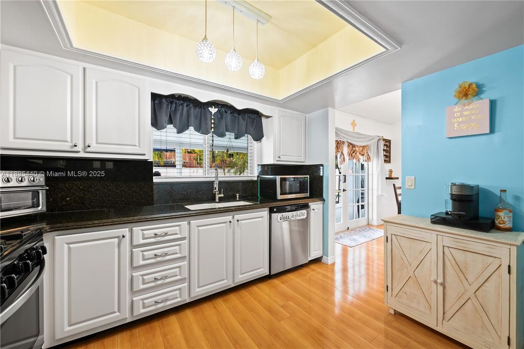 合同活跃: $549,900 (3 贝兹, 2 浴室, 1235 平方英尺)