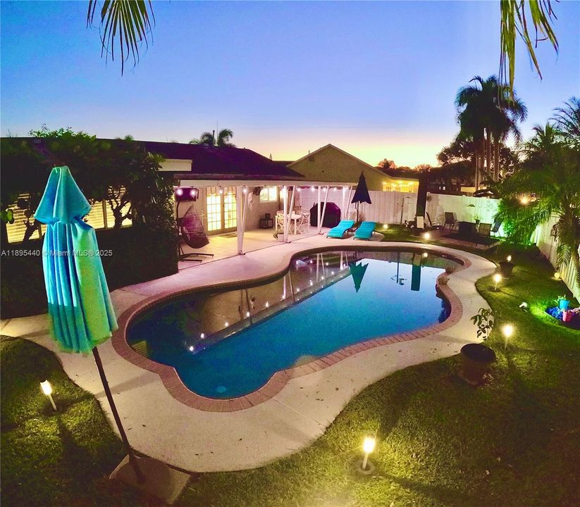 合同活跃: $549,900 (3 贝兹, 2 浴室, 1235 平方英尺)