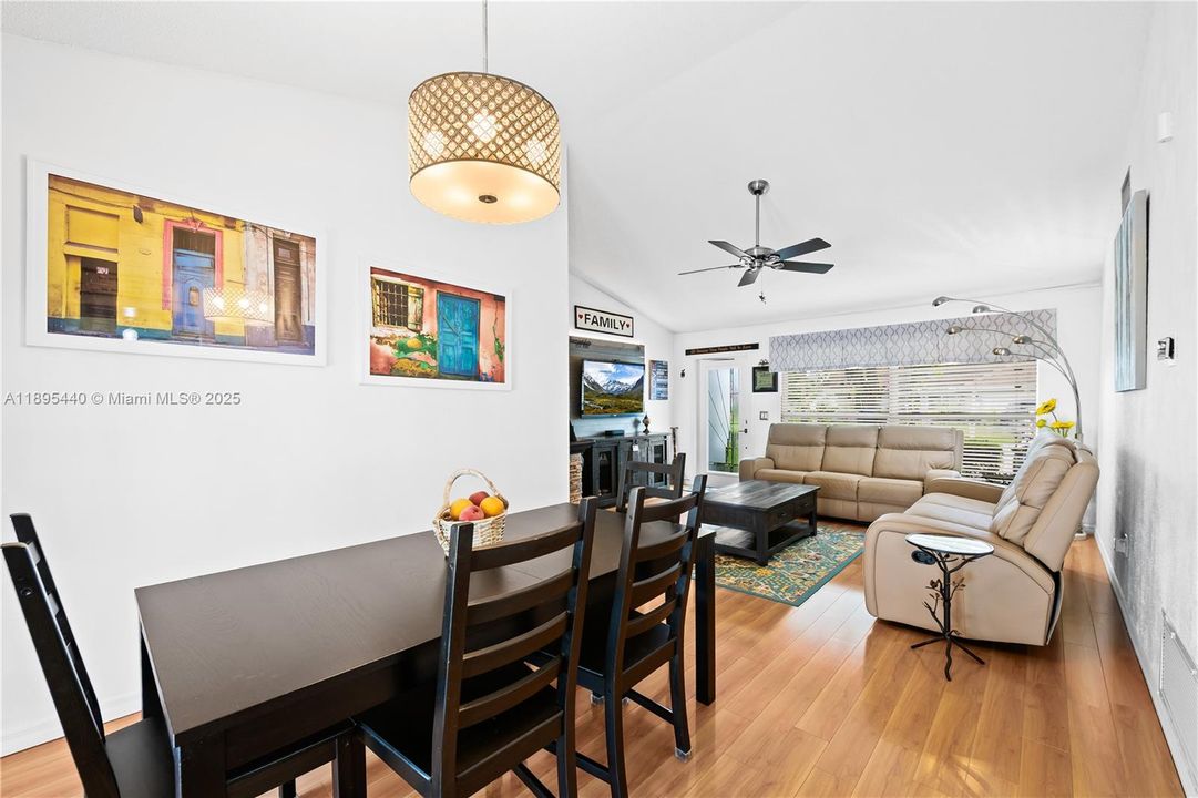 合同活跃: $549,900 (3 贝兹, 2 浴室, 1235 平方英尺)