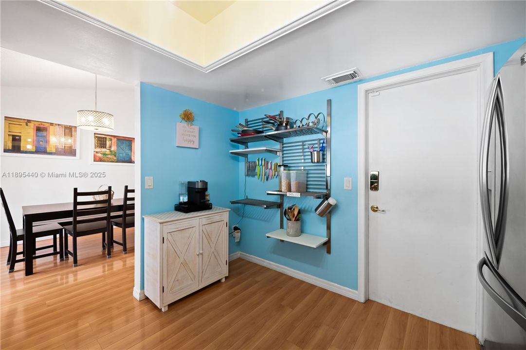 合同活跃: $549,900 (3 贝兹, 2 浴室, 1235 平方英尺)