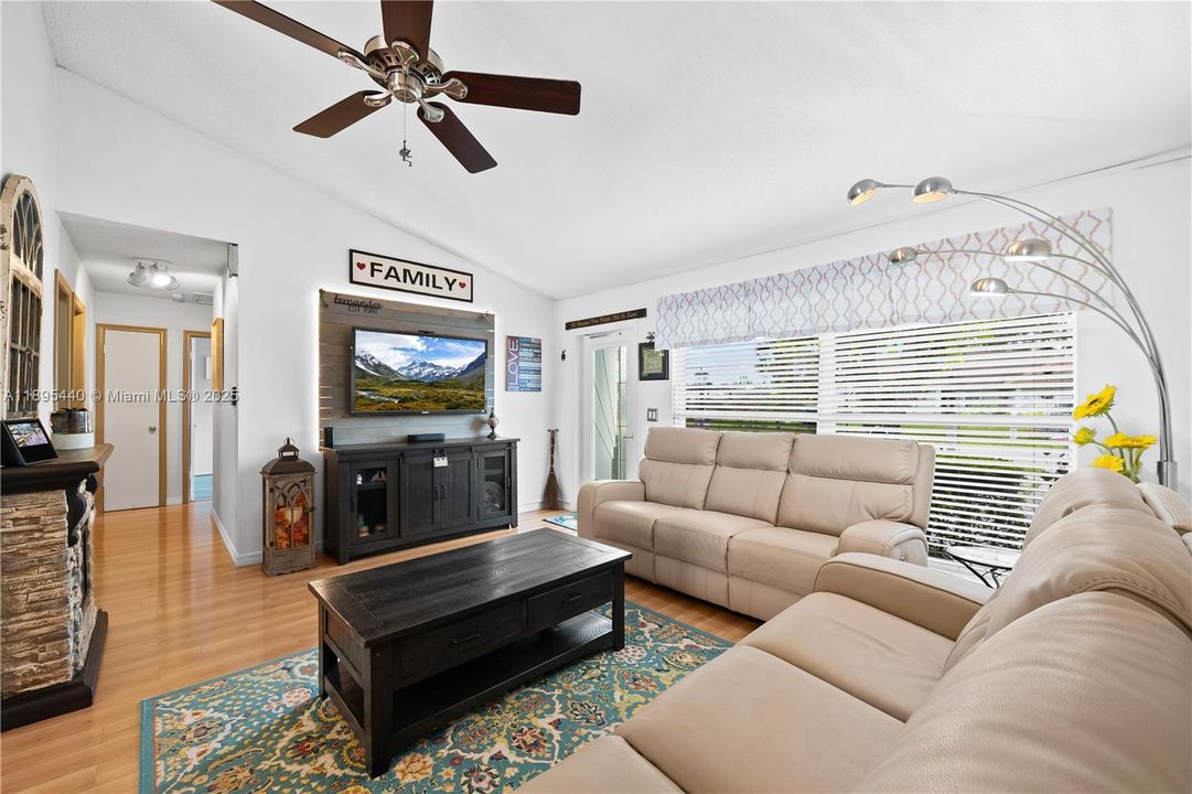 合同活跃: $549,900 (3 贝兹, 2 浴室, 1235 平方英尺)