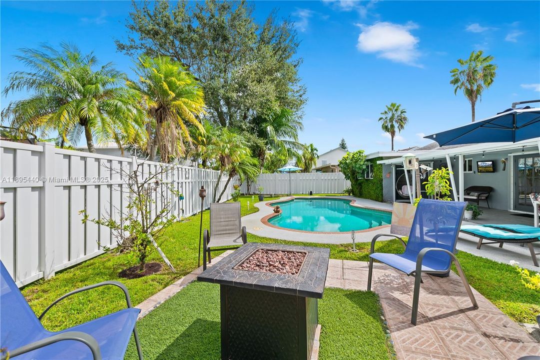 合同活跃: $549,900 (3 贝兹, 2 浴室, 1235 平方英尺)