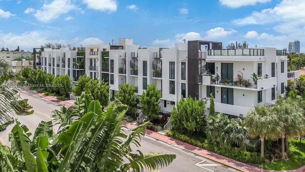 出租: $8,500 (1 贝兹, 2 浴室, 975 平方英尺)