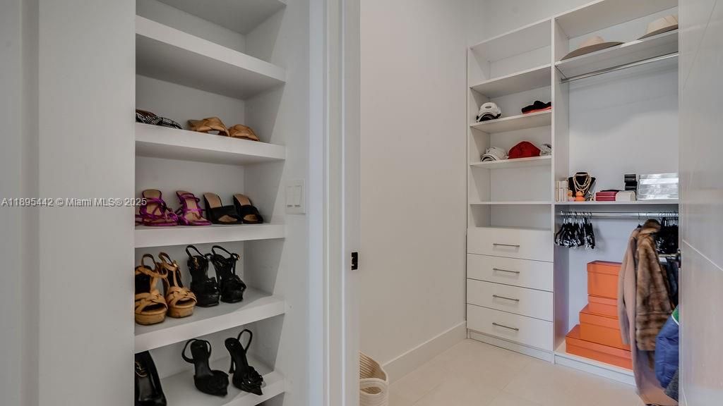 出租: $8,500 (1 贝兹, 2 浴室, 975 平方英尺)